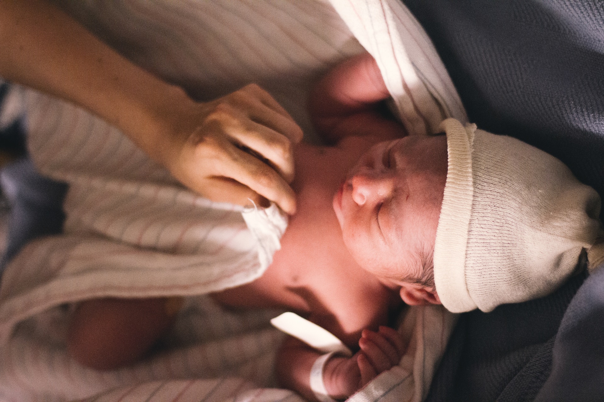 Una giovane donna ha partorito a bordo della nave da crociera Costa Toscana: mamma e neonato sono stati ricoverati all'ospedale Gaslini di Genova.