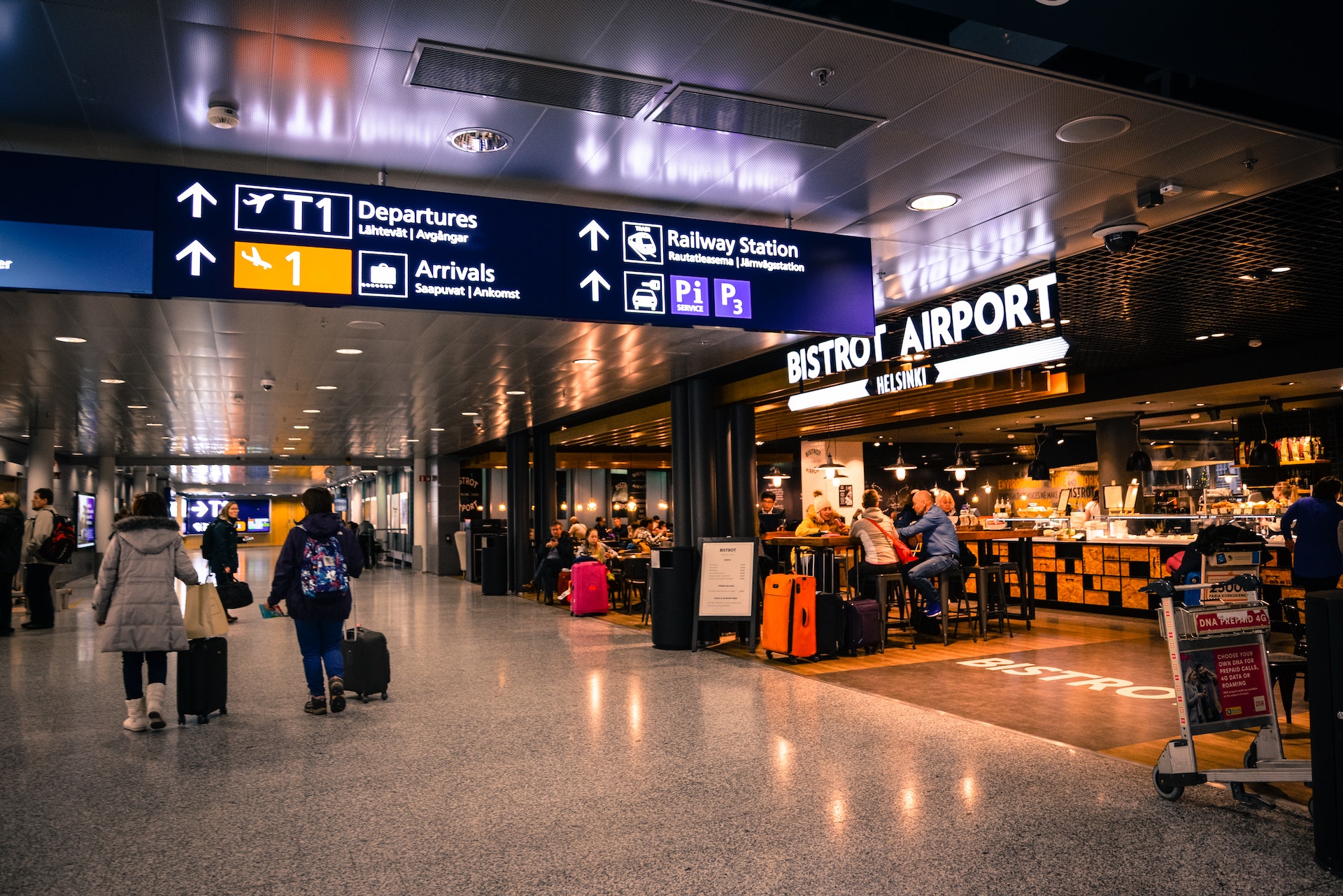 Ore di attesa per check-in e ritiro bagagli: è caos all'aeroporto di Zurigo, dove la mancanza di personale ostacola il corretto funzionamento dei controlli.