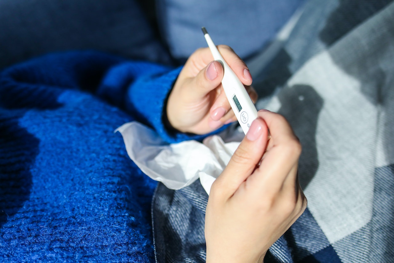 Raffreddore e febbre nel mese di maggio: le cause potrebbero essere il clima instabile di queste settimane e le difese immunitarie ridotte dalla pandemia.