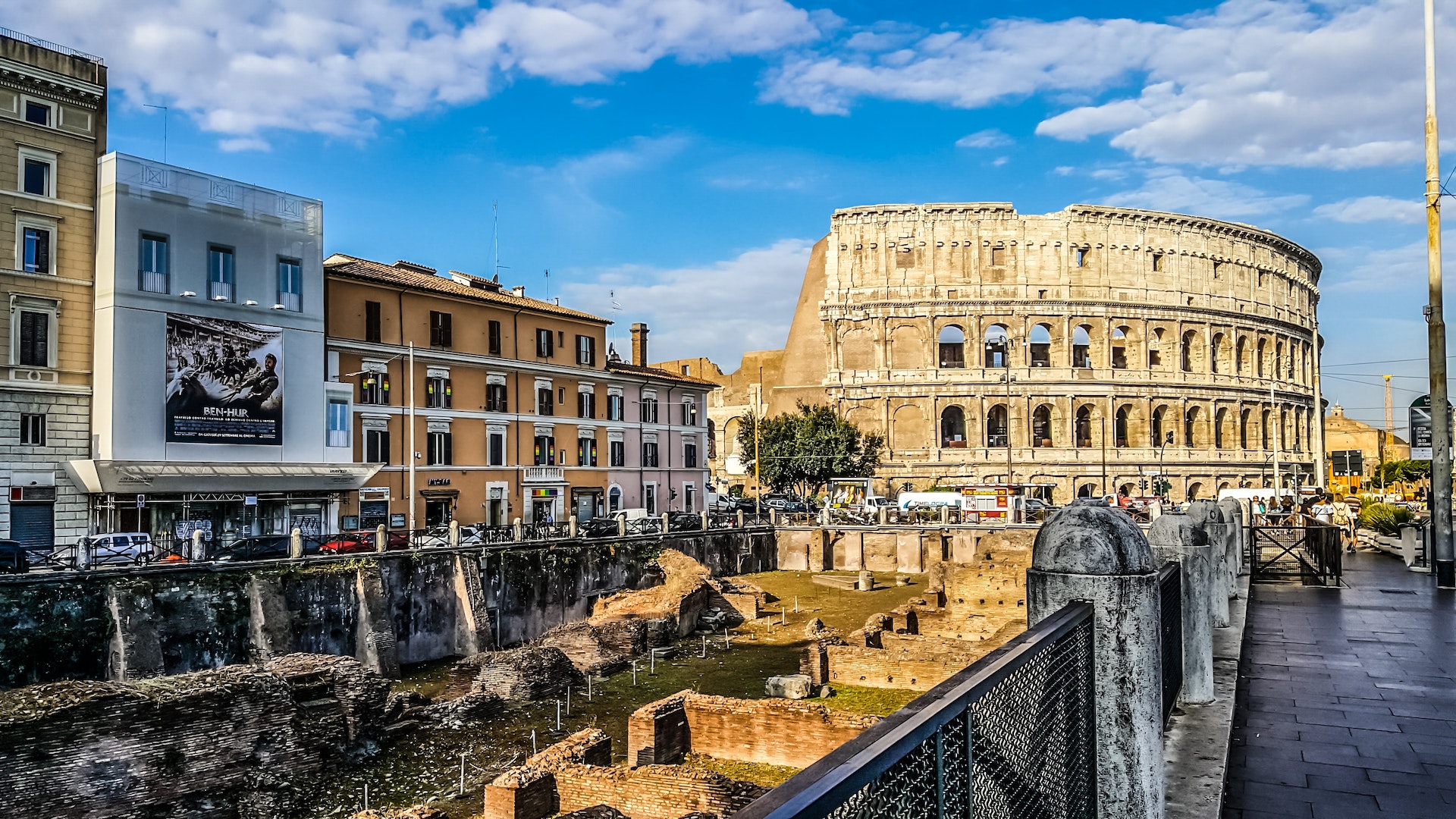 Una signora inglese arrivata a Roma in crociera si è persa nella folla del Primo Maggio, per fortuna un gruppo di agenti è arrivato in suo soccorso.