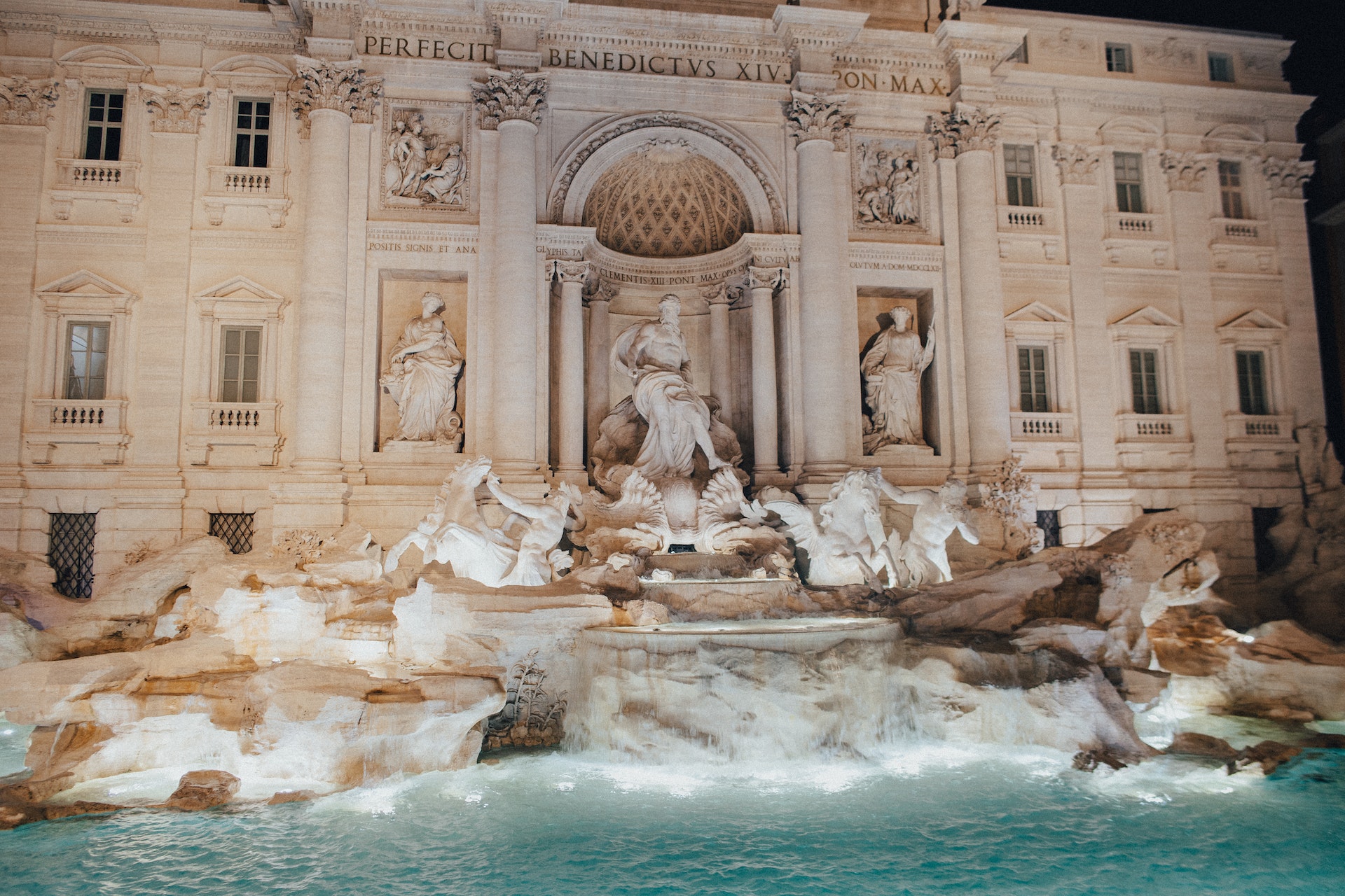 La Fontana di Trevi diventa luogo di protesta: gli attivisti per il clima di Ultima Generazione chiedono lo stop ai sussidi per i combustibili fossili.