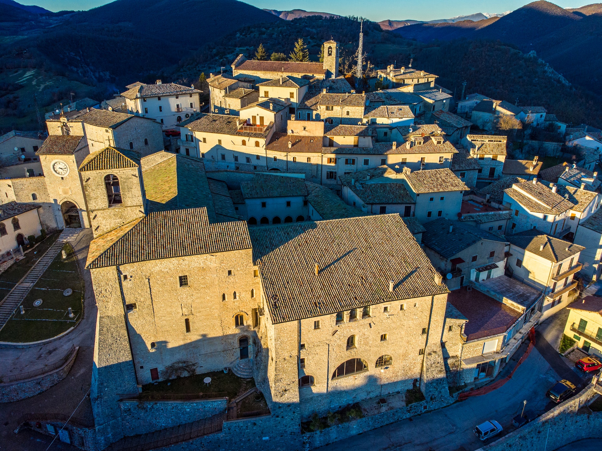 L'Umbria si prepara ad un fine settimana di festa, con due appuntamenti imperdibili a Spello e Perugia: le Infiorate del Corpus domini e il Quattrocento.